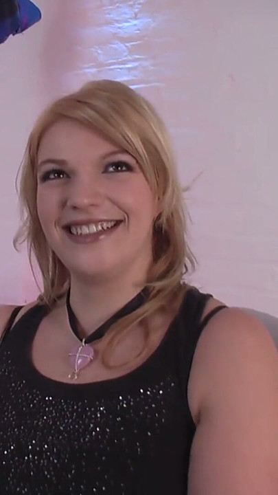 Blonde Pumt sich beim Casting die Fotze auf | Clip 1