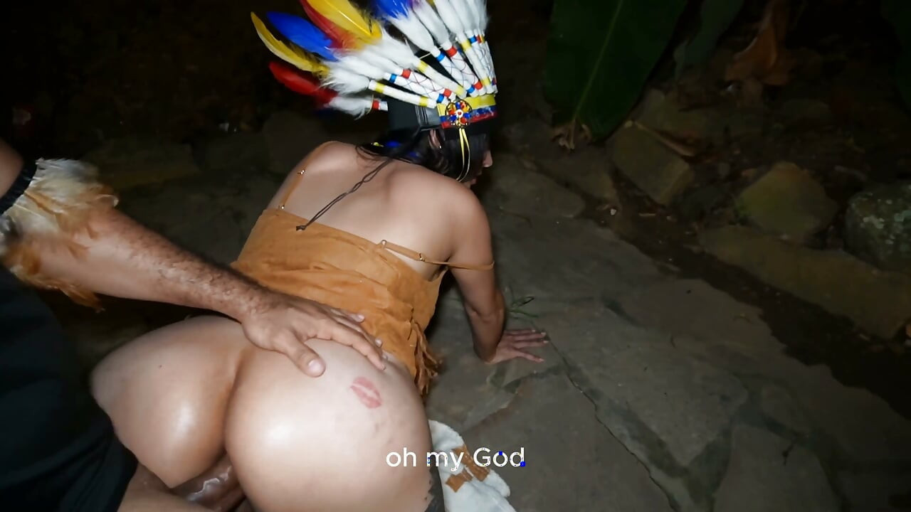 Colombiana cachonda con tetas enormes se toca la concha y se monta una pija grande en medio del bosque - Jenifer Play