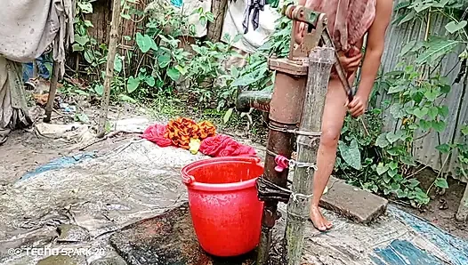 Erfrischen des Bads im Freien auf einem offenen Feld