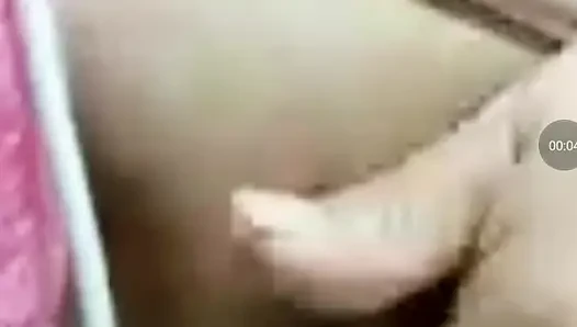 Larut malam kami melakukan panggilan seks video