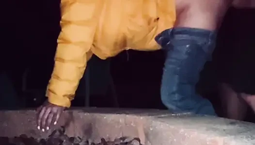 Orta yaşlı seksi kadın sigara içiyor ve dışarıda sikiliyor