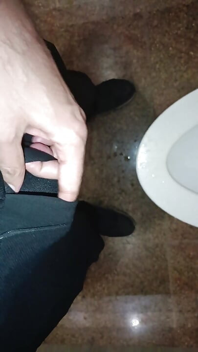 Обществена тоалетна: Индийски пикае и мастурбира в тоалетната