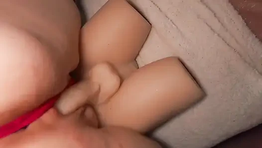 Büyük memeli iri güzel kadın üniversite kıyafetli orta yaşlı seksi kadın bize becerilerini gösteriyor