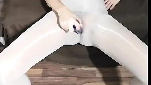 Активно Играю И Кончаю Сквозь Свои Новые Бесшовные Колготки