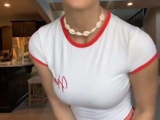 Wwe - peyton royce tańczy na tiktoku w koszulce i szortach