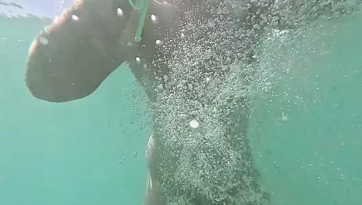 Mädchen, Das Nackt Unter Wasser Ohne Höschen Schwimmt