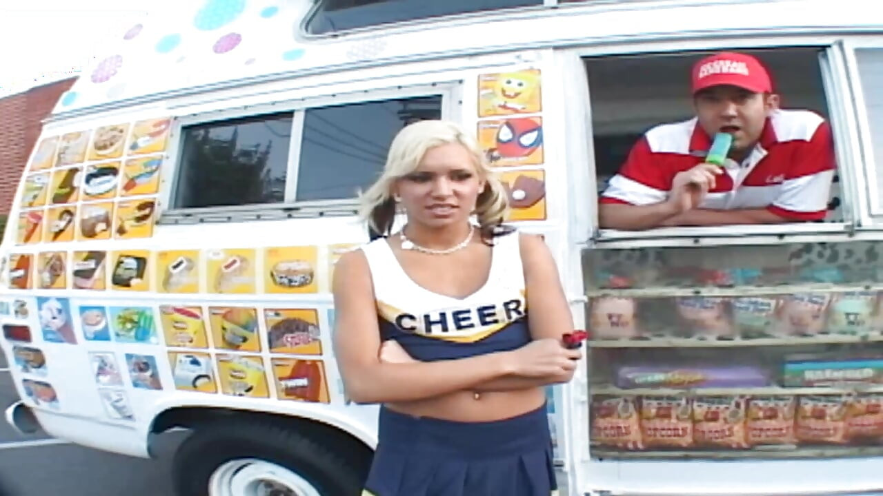 Naujvan ki sundar svadisht chudaee ka chhed vishal lnd ko pnp karne ke lie chaure khule intjar kar raha hai