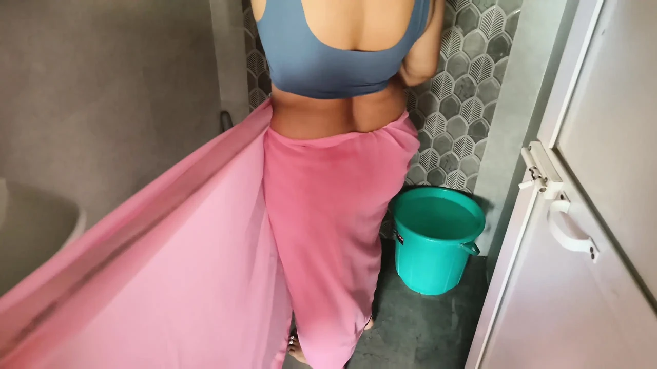 继妹的淋浴惊喜变得火辣, 继兄弟记录并操她的病毒性 Xvideo