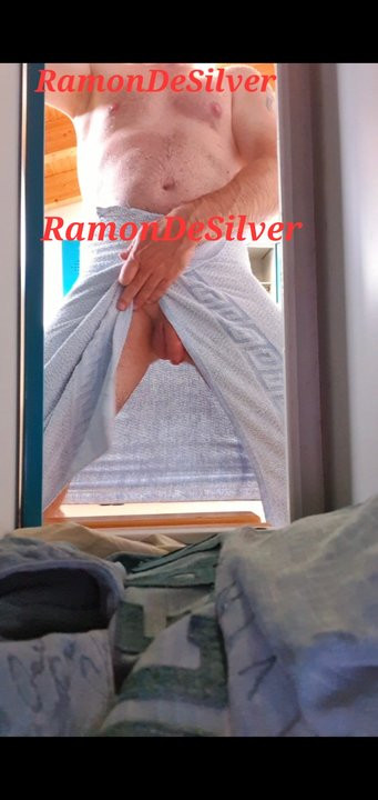 Il maestro Ramon viene appena fatto la doccia nello spogliatoio e massaggia il suo cazzo divino. gustoso da mordere