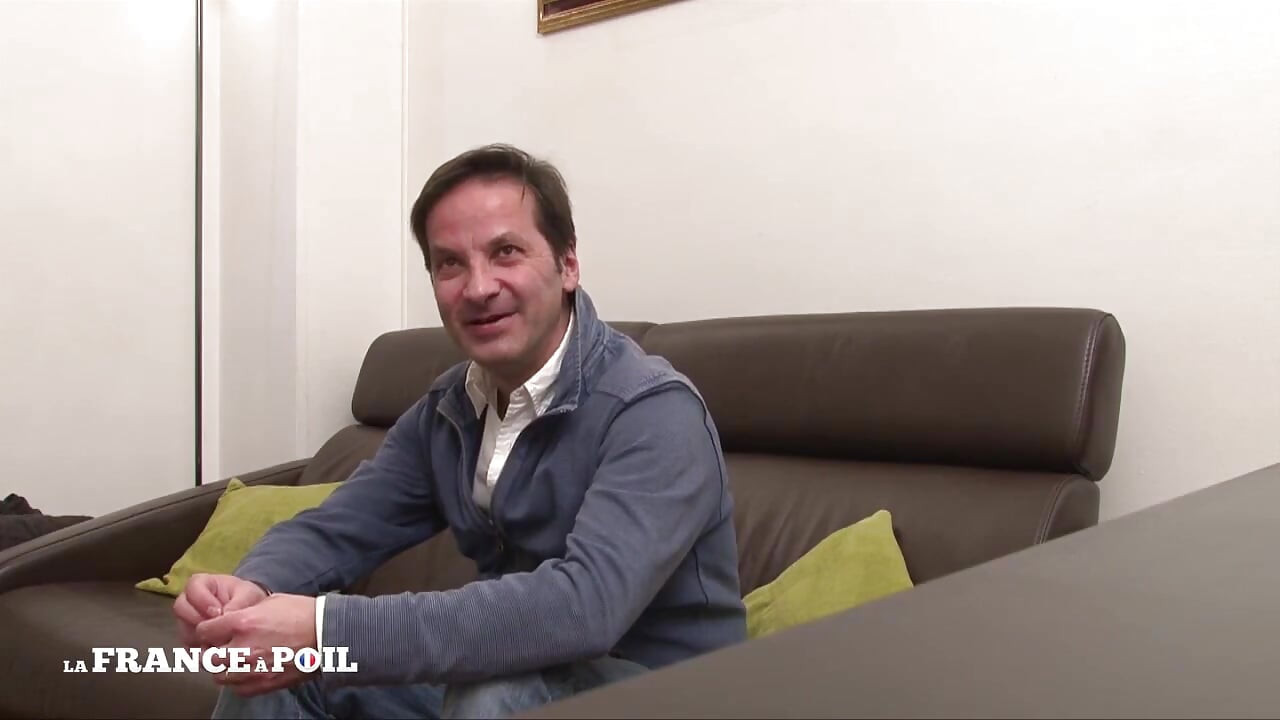 Charlie, sosyoloji okuyor, sert sikilmeyi ve döl yutmayı seviyor