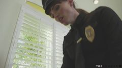 L'agente di polizia trans dagli occhi azzurri si diverte con il sesso anale senza preservativo