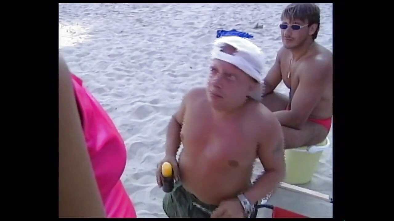 Ela dá uma boa chupada um pau grande do amigo dele enquanto eles estão na praia