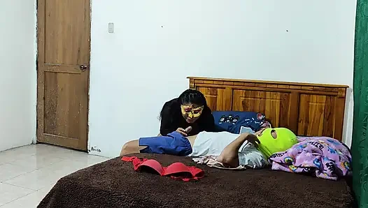 PERVERSE UNTREUE!! STIEFMUTTER LÄSST STIEFSOHN SICH SCHULDIG FÜHLEN, IHN ZU FICKEN, WÄHREND IHR EHEMANN WEG IST