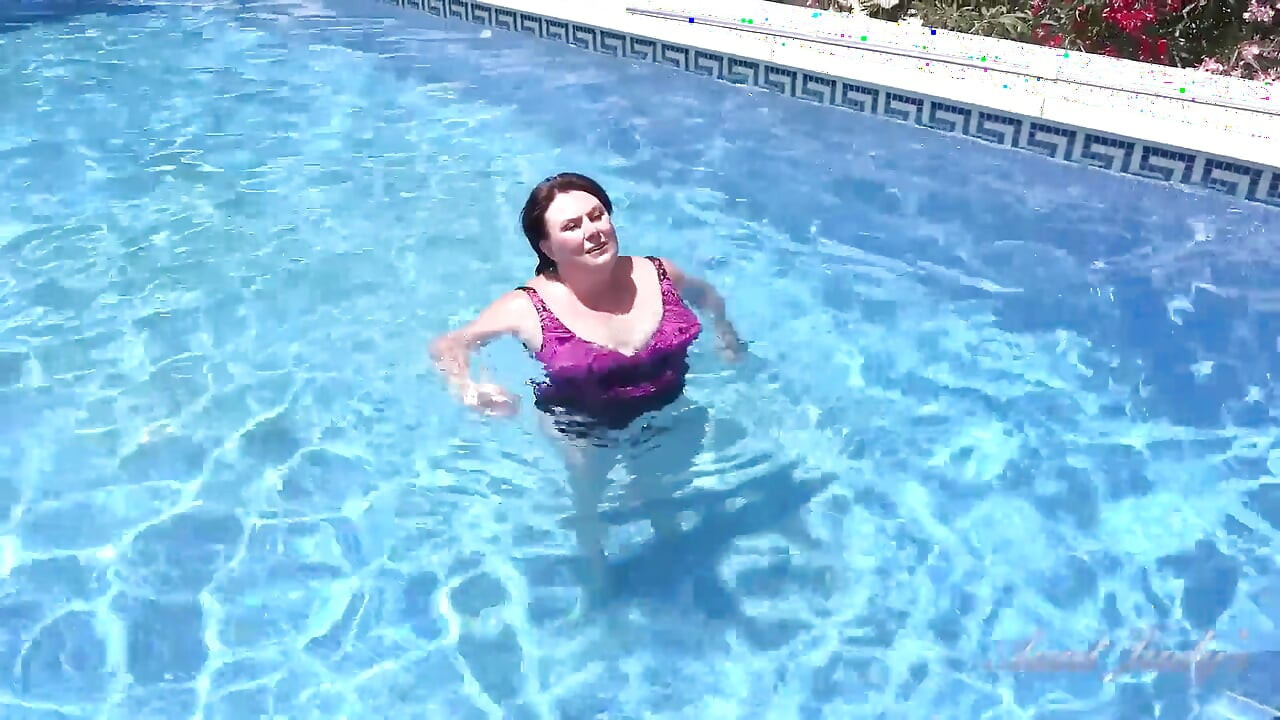 Auntjudys - Tetona Pelirroja MILF Jojo Robinson Se Vuelve Flaca Mojando En La Piscina