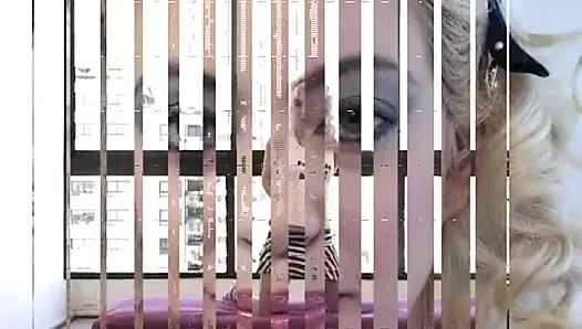 Sevimli latin sarışın Sindy makyajını iki büyük yaraktan ateşli dölle mahvediyor