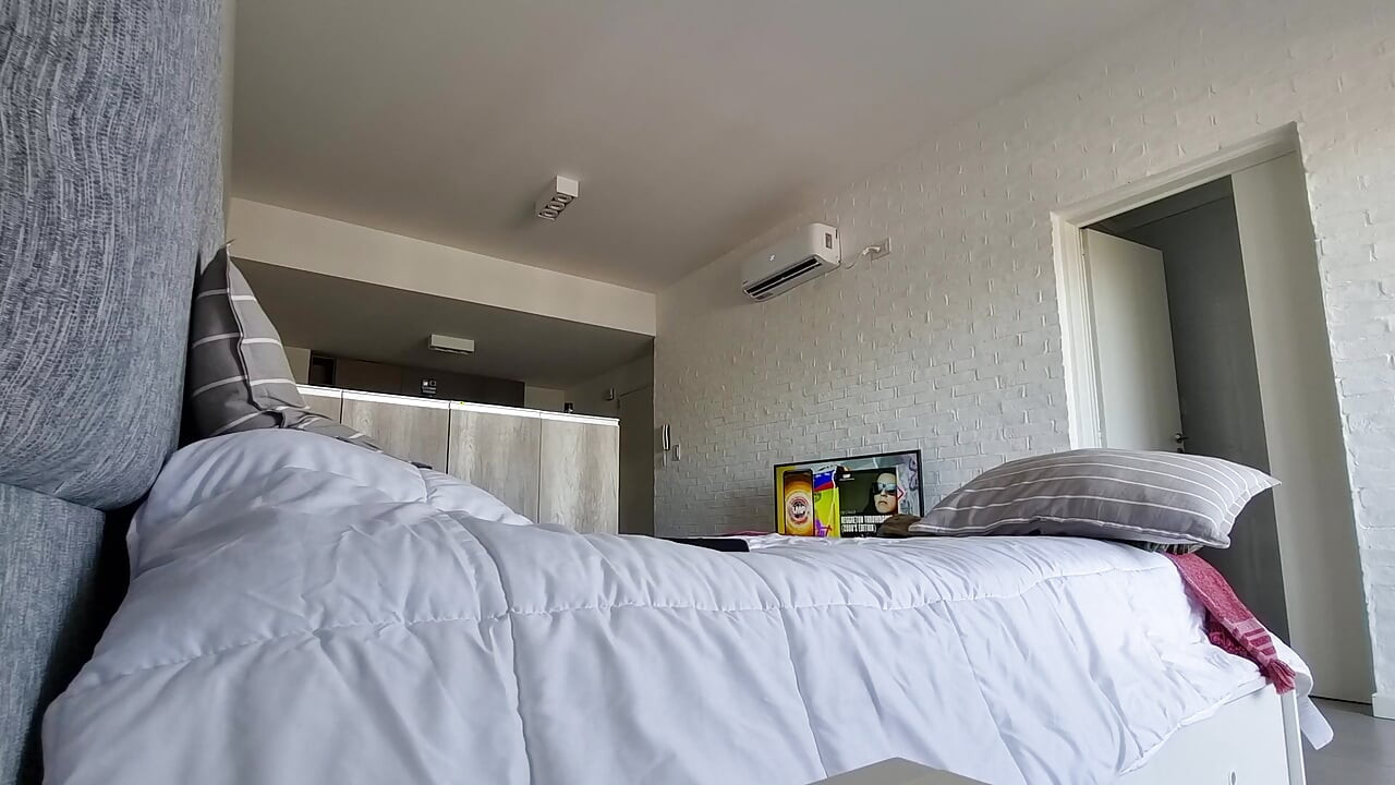 틴더에서 그녀를 만났고 그녀는 따먹기 위해 포르노 비디오를 녹화하는 데 도움을 주었습니다.