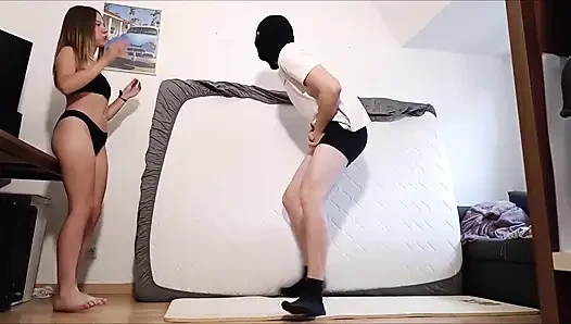 Босая пытка яиц в бикини