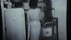 O femeie vintage drăguță futută de vânzător din ușă în ușă în bucătărie