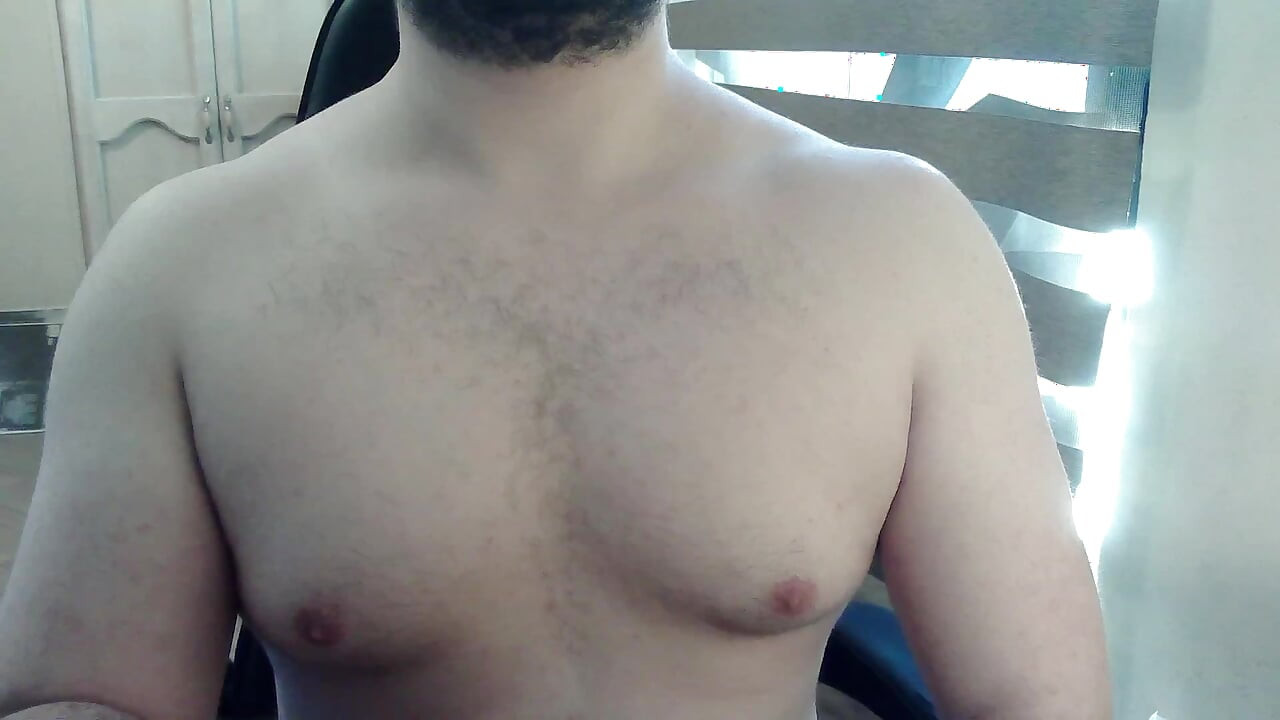 Muscular camboy works out his upper body