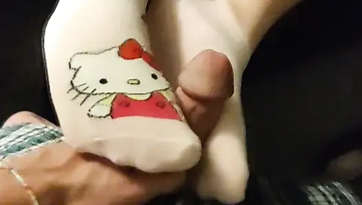 Kitty si cewek hot rambut pink lagi asik ngocok kontol dengan kaus kaki