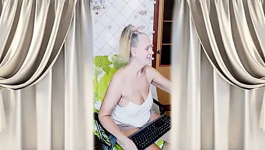 Cheerful housewife Lukerya's morning flirtation with juice and twerking