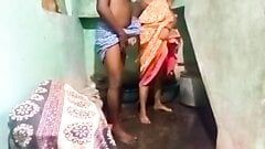 Priyanka, Tante, Badezimmer-Sex zu Hause