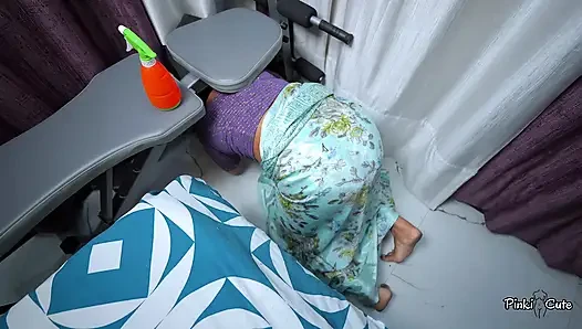Kaam wali steckte auf dem Tisch fest, Besitzer fickte ihren dicken arsch von hinten.