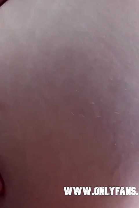 Prelepa devojka puši i jebe se u autu