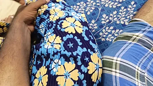 Замужние женщины и ее сводная сестра в тройничке в постели