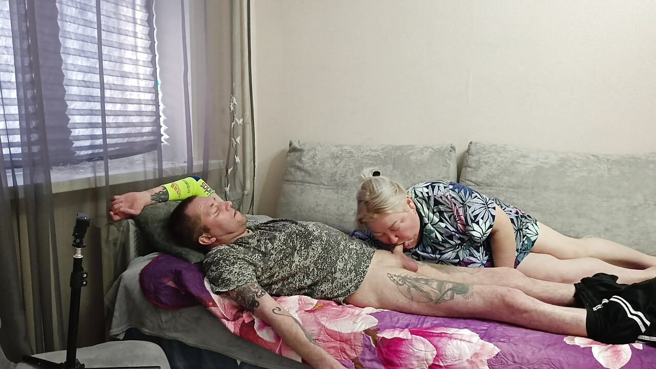Buurvrouw doet een diepe pijpbeurt om een portie heet sperma in haar mond te krijgen