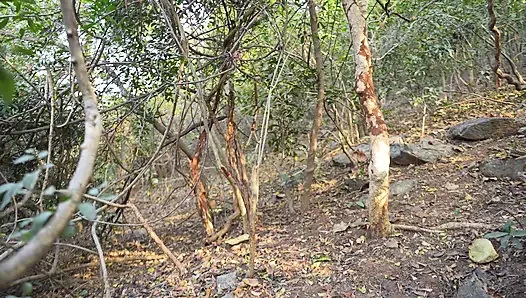 Ormanda yalnız bir kız seks yapıyor