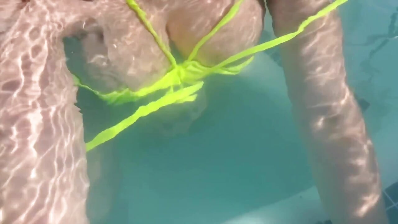 Artemisia Love nadando na piscina mostrando seus peitos grandes e suculentos e fumando um cigarro