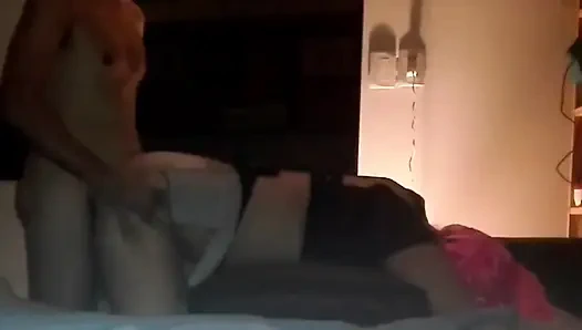 Pembantu panas mengisap kontol dan berakhir di ekor