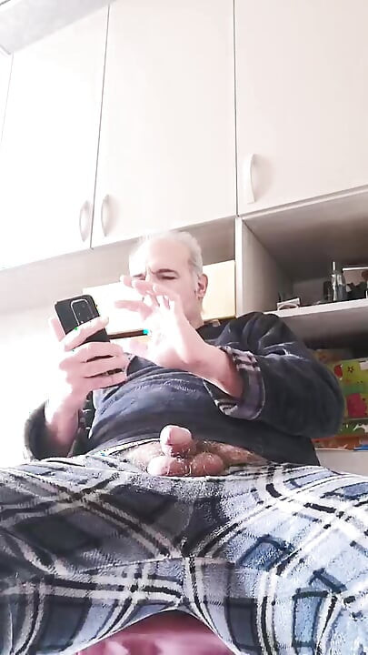 En lång söndag där jag runkade med kuken och kissade i den tomma plastflaskan