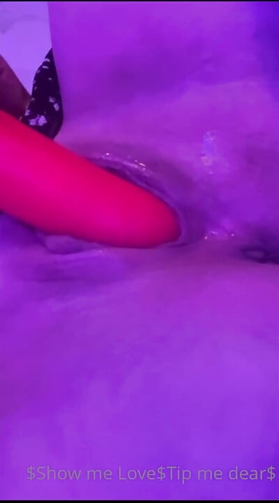 Futând cu degetele pizda dulce și zâmbind, frumusețea vrea sex cu tine