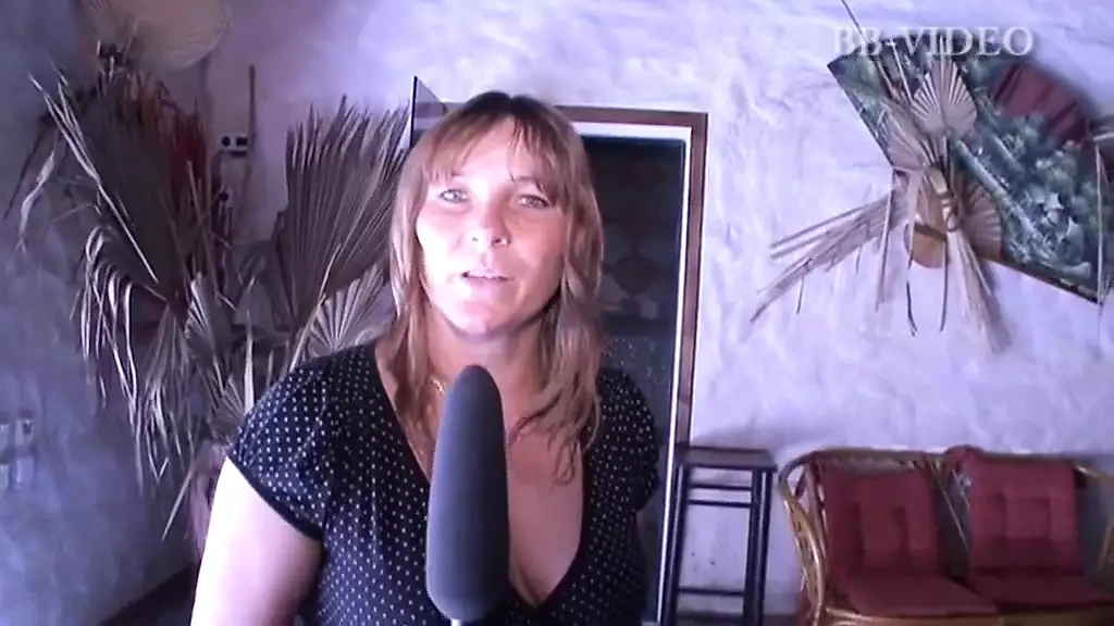 Orgy with two milfs facing an interview by the pool between sex and orgasms