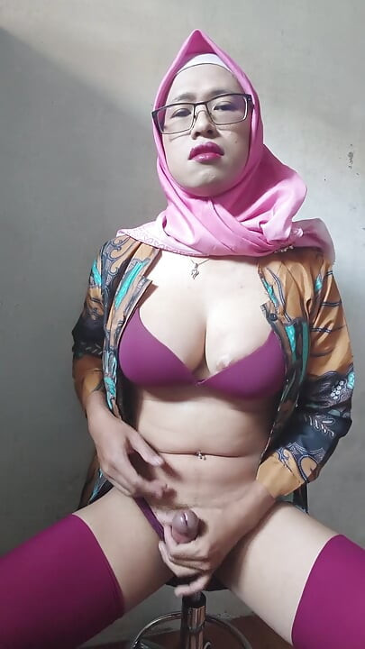 Hijab Shemale Jerking off Her Huge Dick