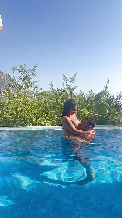Untreu Zu Meinem Mann Mit Der Riesigen Nachbarin Yasmina Khan Im Pool