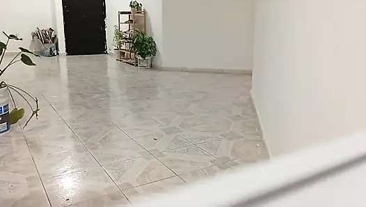 Tombul komşu yeni dairesini temizliyor