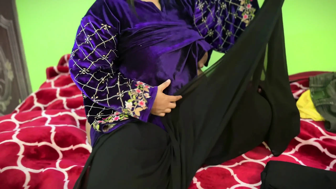 来自Tinder的阿拉伯穆斯林女孩想要和粉丝们做爱，然后在她裸体后他操她紧致的阴户