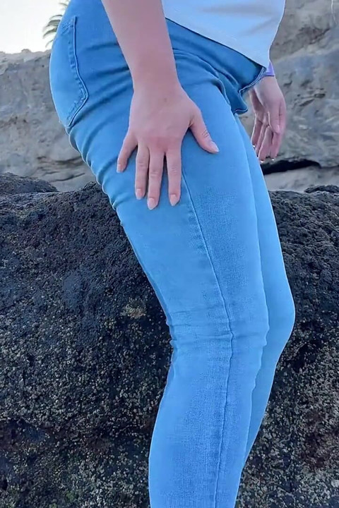משתין בג'ינס צמוד על החוף