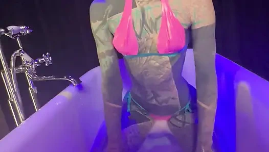 Badewanne mit latex necken + solo ausziehen