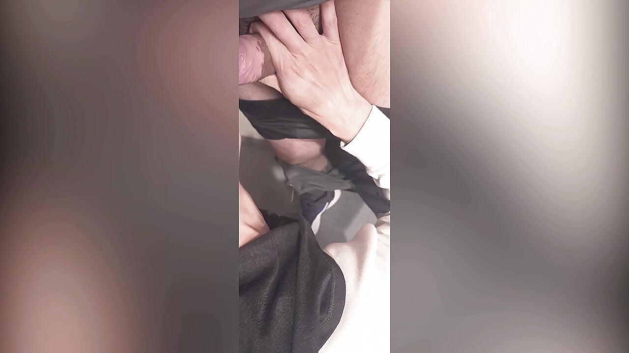 진짜 동료. 빈 사무실. 부엌 문 옆의 휴일 빠른.