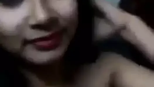 Leuk en sexy rood Punjabi -meisje doet naaktshow