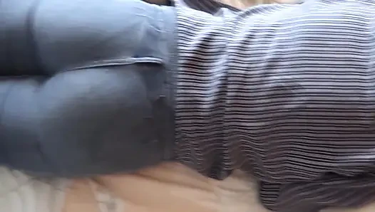 Latina-ehefrau zeigt ihren dicken arsch mit jeans an und jean runter