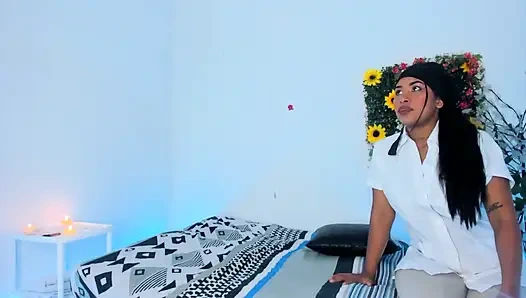 Profesyonel kozmetolog ve masajçı, buluşmasını mutlu bir sonla bitiriyor.