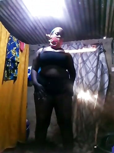 Africana amatoare care se dezbracă și pulverizează lapte