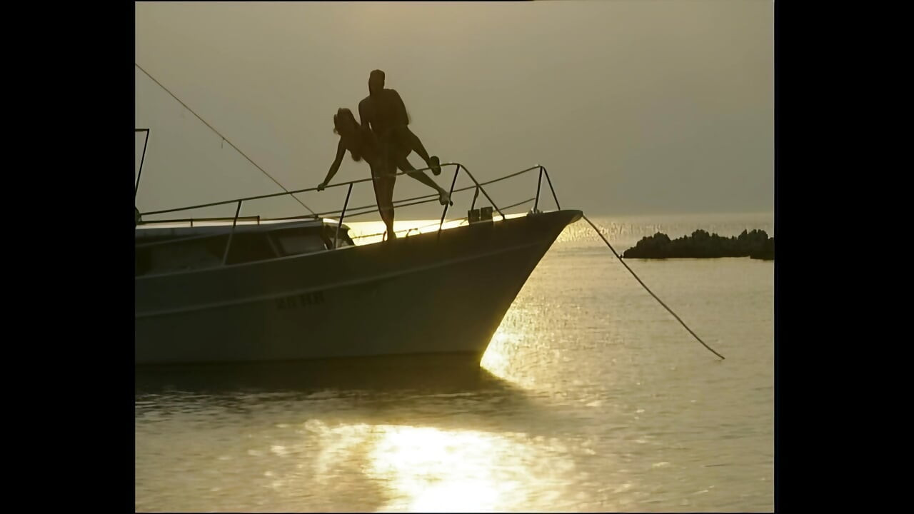 Збуджена брюнетка смокче великий член свого друга, перш ніж вона трахається