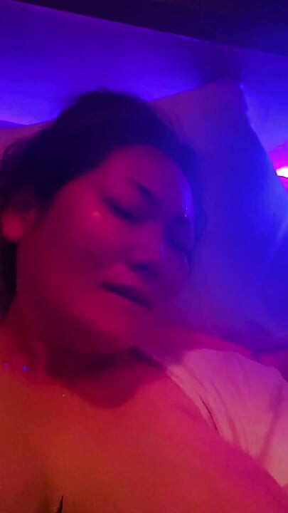 Evli bir kadına mastürbasyon yapıyor