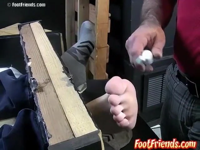 Dois meninos homo recebendo hory enquanto brincam com os pés